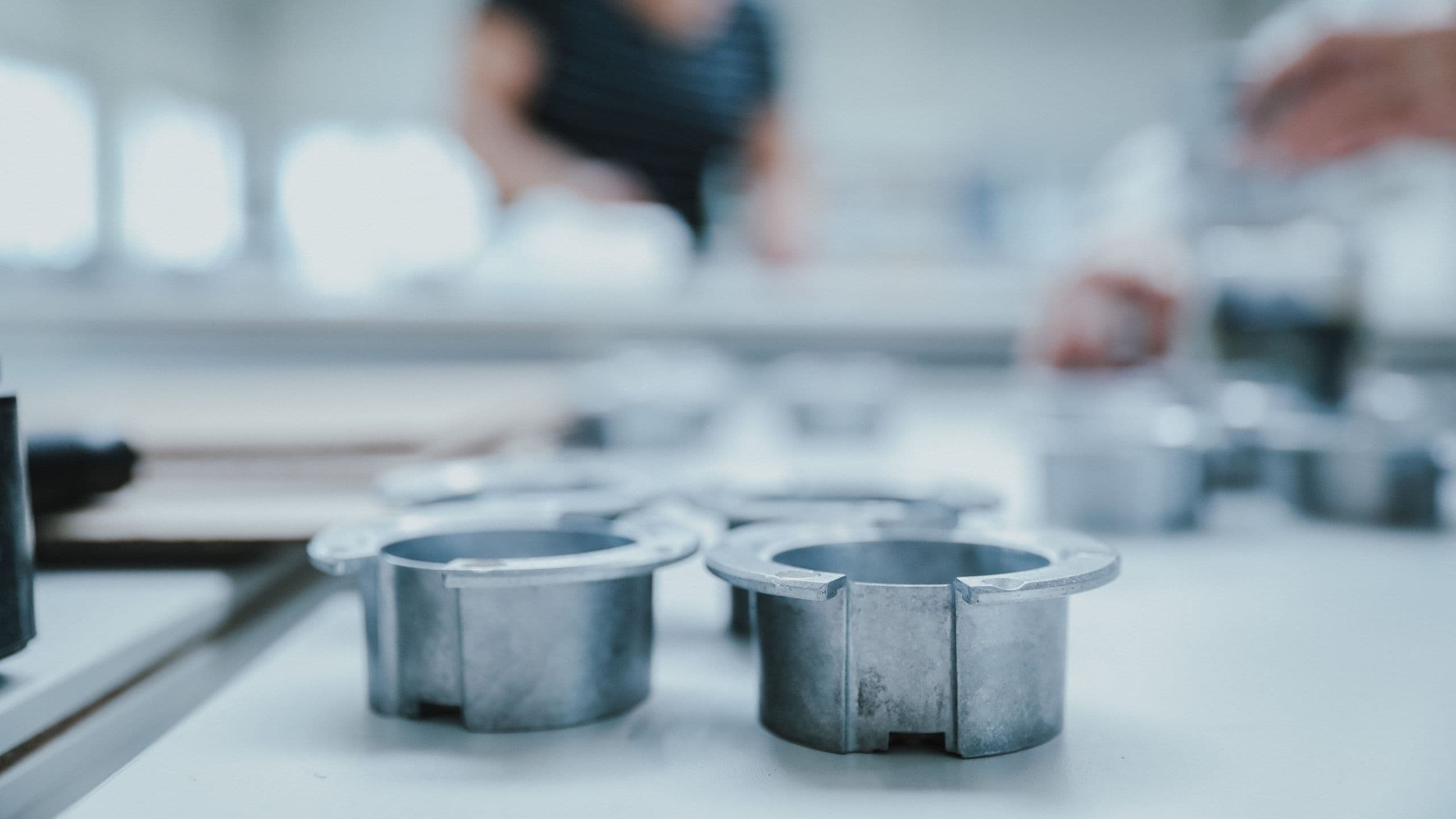 Industrielle Metallteile auf einem Prüftisch bei BKM